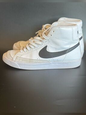 Nike Men’s Blazer Mid in White with Gray Swoosh youth size 6.5 ladies size 8